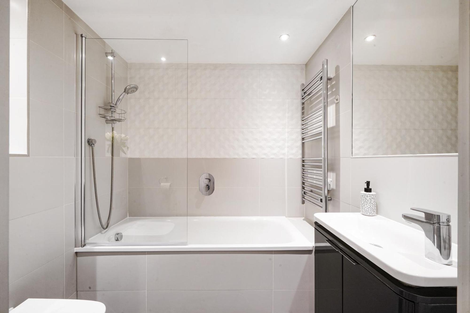 Luxury Apartment With Stunning Views On 10Th Floor Edgware Extérieur photo